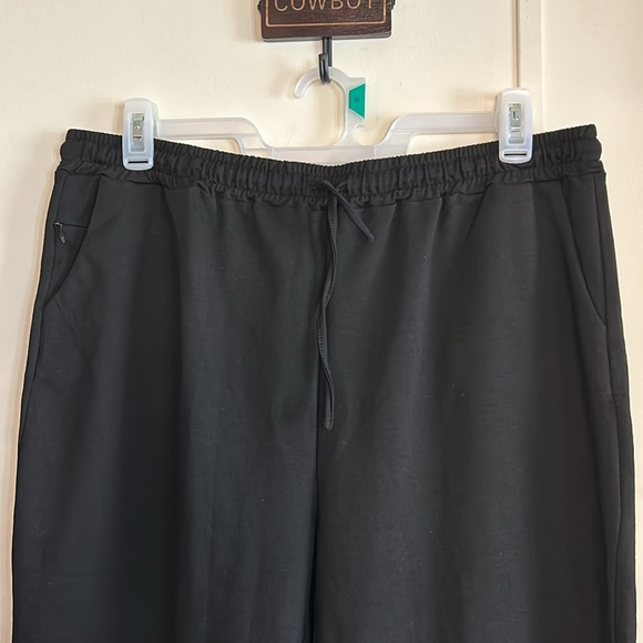 #104 Design in Italy Capris w Draw String Waistband - Picture 3 of 7